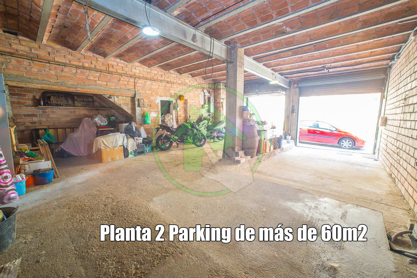 parking-sala de trabajo-casa enorme con terreno en Sant Vicens del horts